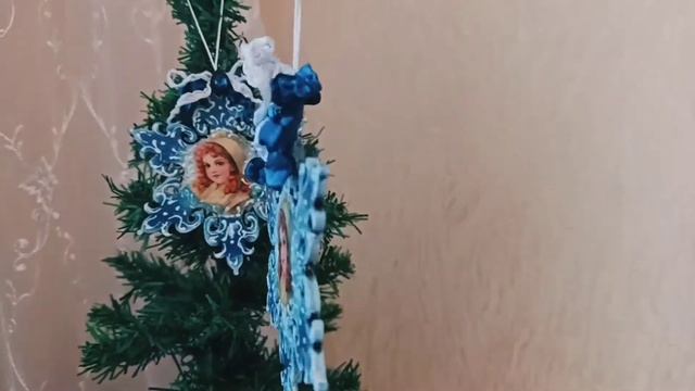 Елочная игрушка. Подвеска на елку "Снежинка". Обзор работ