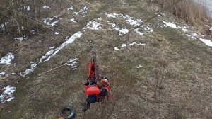 спуск пострадавшего на носилках