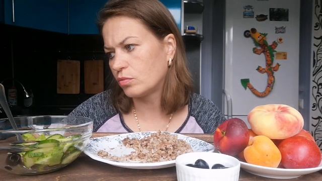 МУКБАНГ ГРЕЧКА С ТУШЕНКОЙ САЛАТ МАСЛИНЫ ФРУКТЫ/MUKBANG HALK FAMILY ЕДА ОБЖОР смотреть онлайн