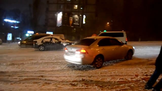 Первый снег в Киеве 2016. Транспортный коллапс на ул. Липкивского смотреть онлайн