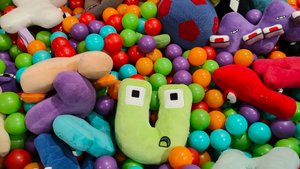 играем в мягкие игрушки буквы для детей алфавит лор, алфавит лора, детский alphabet lore