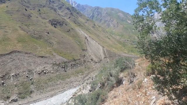 Мазори Хазрати Бурхи Вали.. дар водии Вахё ..