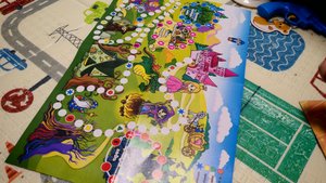 играем в детскую настольную игру с кубиком и фишками