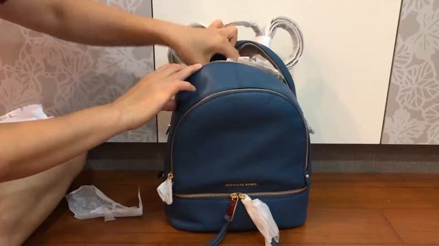Unwrapping Michael Kors Backpack😍 смотреть онлайн