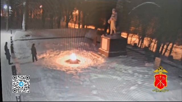 Трое школьников забросали снегом Вечный огонь в Санкт-ПетербургеНа кадрах видно, как мальчики. смотреть онлайн