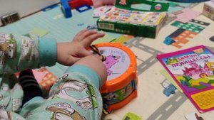 играем с детьми в музыкальные инструменты, детский барабан для малышей