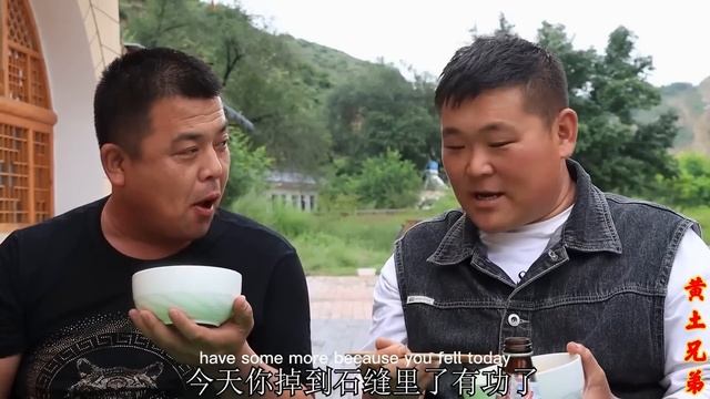 苹果丰收季村里人相互帮忙！一锅爆炒麻辣猪肝下饭，滑嫩无腥味美味美味【黄土兄弟】