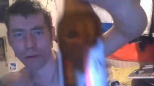 Zapadlo писает в бутылку