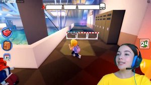 Family Play (Семейный ТВ) - ЗАХОТЕЛА В ТУАЛЕТ НА УРОКЕ в ROBLOX!