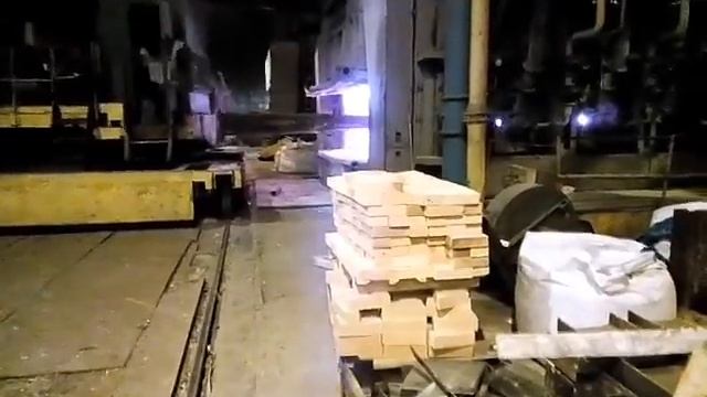 Огромная машина мешает расплавленный металл!Оптимус Прайм нервно курит в сторонке. смотреть онлайн