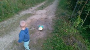 Топ-топ топает малыш. С мамой по дорожке милый стриж. Маленькие ножки не спешат...