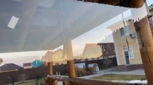 Монтаж мягких окон на оцилидрованное бревно. Установка поворотных замков "по месту".