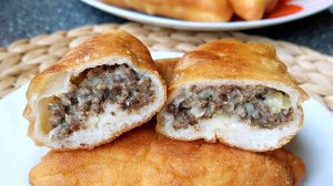 Пирожки, жаренные с начинкой из куриных желудков. Хрустящие с наружи, сочные внутри.