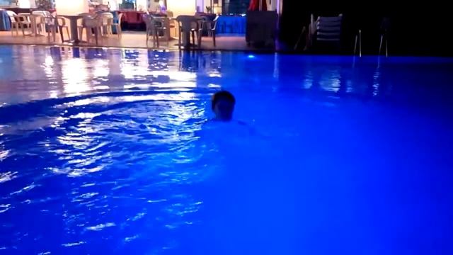 Бассейн Беверли плаза смотреть онлайн