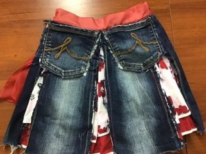 Легко и просто шьем юбку для ребенка из старых джинсов.