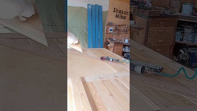 Изготовление больших дверей из лиственницы