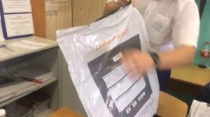УИК 6006 (СОШ №11): проверка сейф-пакетов с бюллетенями (они запечатаны)