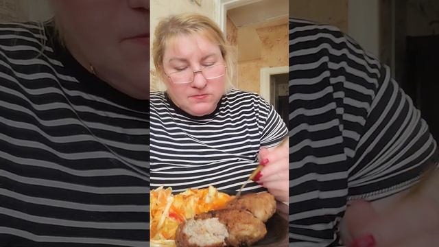 Пюрешка с котлетами простая еда Но вкусная #едадомашняя #мукбанг смотреть онлайн