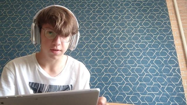 Купил копию AirPods MAX за 1400 рублей