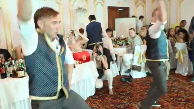 Танцующие официанты смотреть онлайн