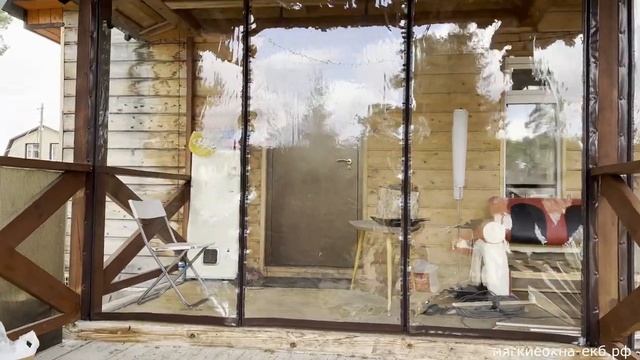Монтаж мягких окон на веранду в пол лучше, чем два со стыком на перилах!