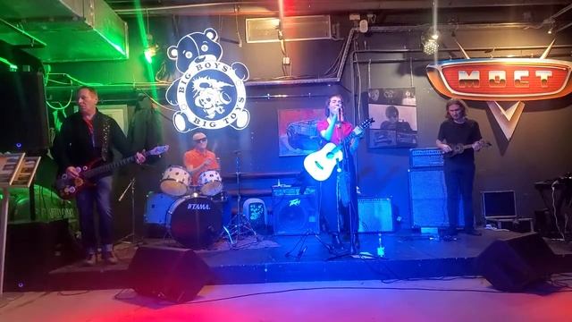 кавер ЗОМБИ - ЗЕМЛЯНИЧНАЯ ПОЛЯНА смотреть онлайн