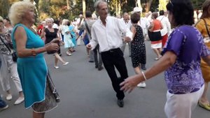 Все бы ты гармошка пела переборами звеня Счастливые минуты в парке Горького Харьков 2021