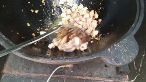 готовлю сырный суп в казане