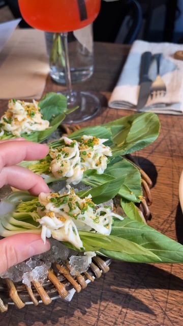 Ресторан «ГРЕБЕШКИ»: пак-чой с крабом (800 ₽) #ресторан #закуска #краб смотреть онлайн