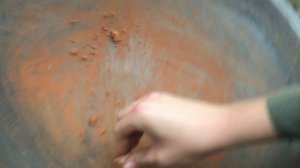 Чистка казана от ржавчины красным кирпичом.