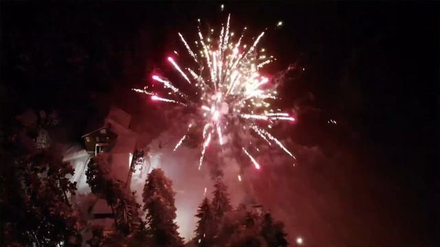 Салют в деревне. Фейерверк в деревне. Квадрокоптер DJI Mavic Air смотреть онлайн