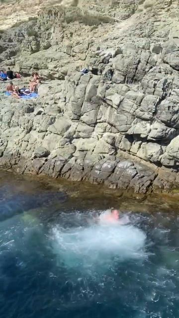 Володя сам из Сочи, но назвал дикий пляж «Крокодил» лучшим в России смотреть онлайн