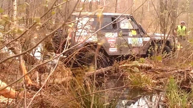 Джип пытается проехать по болоту смотреть онлайн