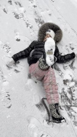 Ребенок на снегу 😂