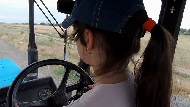 Дочка за рулём трактора МТЗ 82.1 с прицепом смотреть онлайн