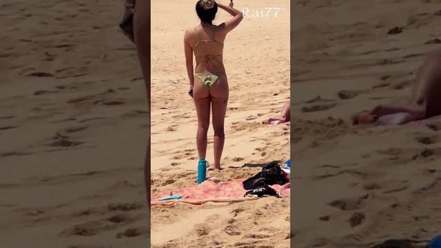 Парень погнался за унесённым ветром зонтиком на глазах у туристов на пляже