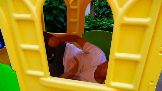 Матео Батео шутят и играют с папой в Отель смотреть онлайн