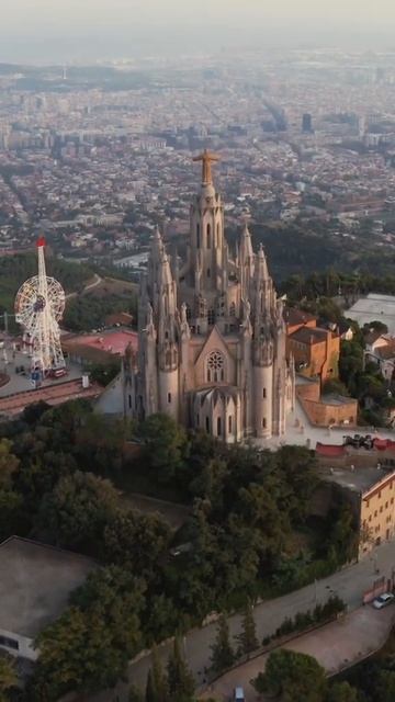 Шикарный вид на Барселону и на гору Тибидабо смотреть онлайн