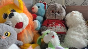 играем в плюшевых котиков, мягкие игрушки для детей