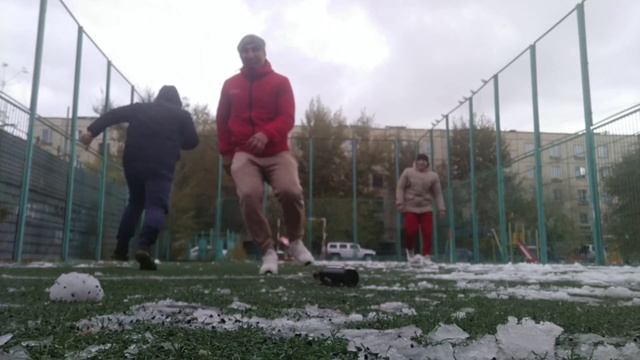 БУТЫЛОЧКА ИГРА КАЛЬМАРА КИДАЕМ СНЕЖКИ ЯСНУЮ ПОГОДУ НА ФУТБОЛЬНОМ ПОЛЕ #abalife #sport # смотреть онлайн