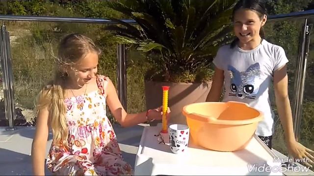 Мокрый челлендж у бассейна