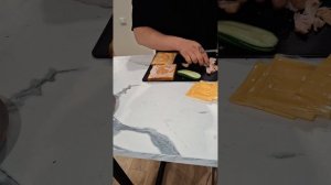 Сендвич с копчёной куриной голенью