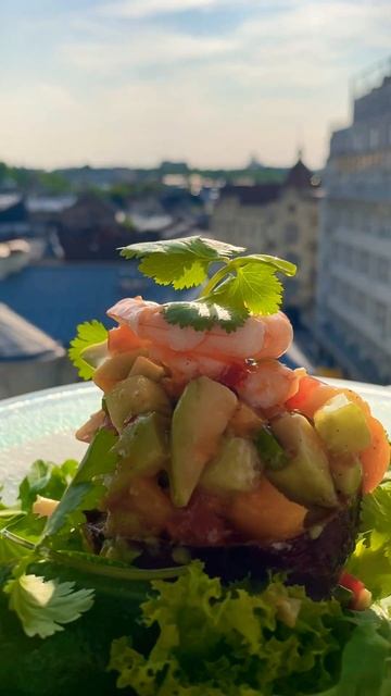 Фірмовий салат ресторану «Валентино» з креветками смотреть онлайн