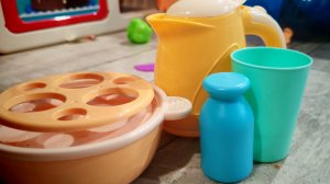 играем в детскую посудку, наливаем чай из игрушечного чайника для детей