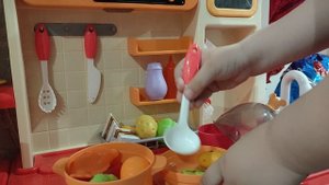 играем и готовим на детской кухне, игра в детскую посудку и еду