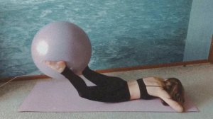 Тренировка с фитболом