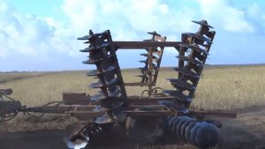 Трактор К 701 Кировец вспахивает поле дыр-дыр-дыр