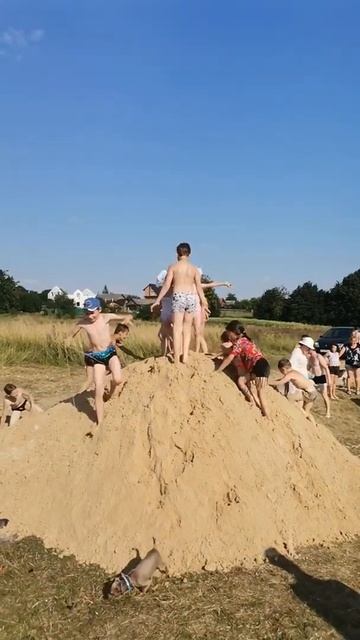 Пляж своими руками...ребетня отакует DIY beach... the kids attack смотреть онлайн