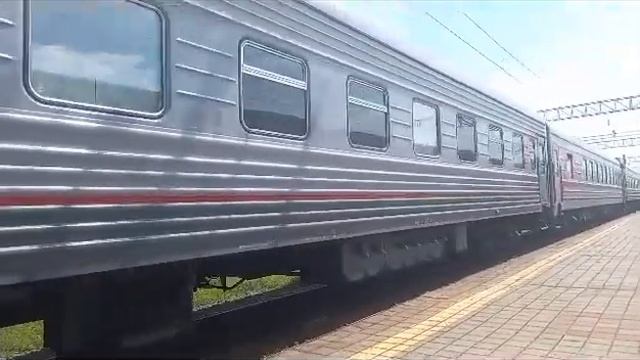 Электровоз ЭП1М-606 с пассажирским поездом с сообщением Адлер-СПБ через Новый Оскол. смотреть онлайн