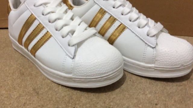 Sapatilhas Adidas Superstar Brancas com Riscas Douradas смотреть онлайн